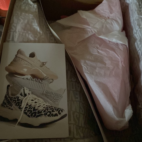 Steve Madden Sneakers - Picture 4 of 7